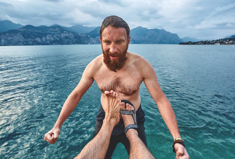 Der Mann wird in das Wasser vom Pier getreten stockbild Der Mann wird in das Wasser vom Pier getreten stockbild