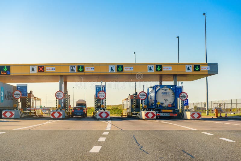 Der Mautkontrollpunkt Mautstellen auf der Autobahn in Polen stockfotos Der Mautkontrollpunkt Mautstellen auf der Autobahn in Polen stockfotos