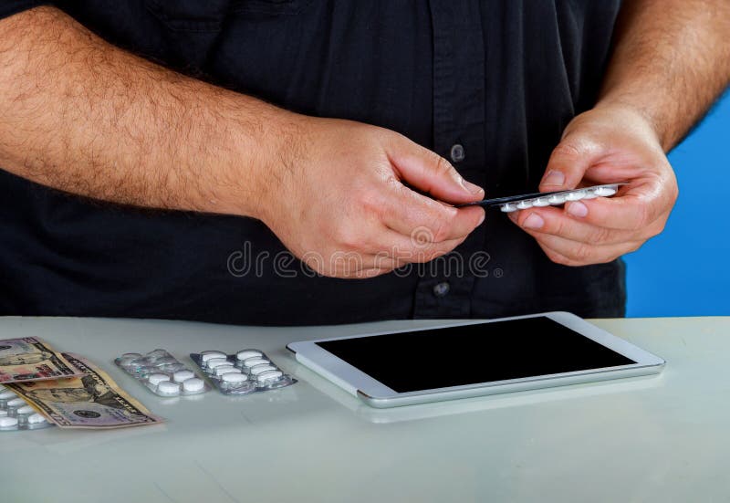 Der Mensch liest Medikamente für die Anwendung von Tablettenverschreibungspflichtigen stockfotos Der Mensch liest Medikamente für die Anwendung von Tablettenverschreibungspflichtigen stockfotos