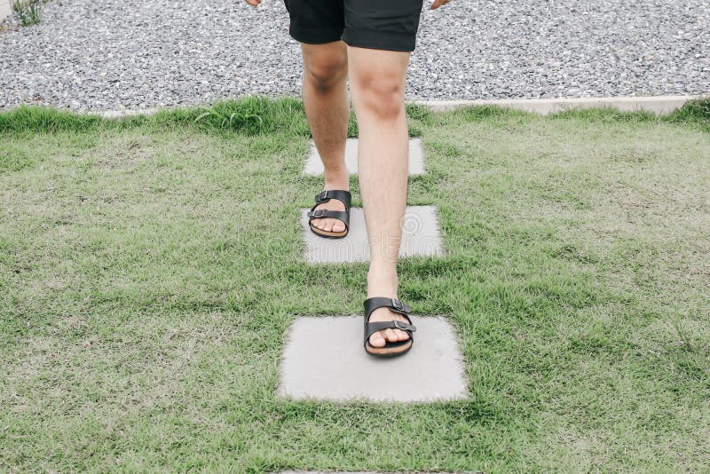 Der Mensch läuft auf einem Betonblockweg in grünem Gras im Frühherbst Gartenlandschaft Hochwinkelaufnahme stockbilder Der Mensch läuft auf einem Betonblockweg in grünem Gras im Frühherbst Gartenlandschaft Hochwinkelaufnahme stockbilder