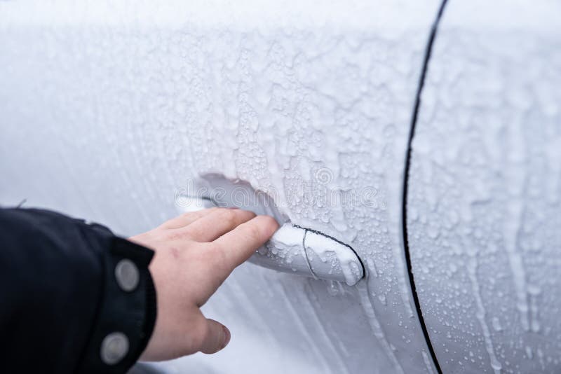 Die Autotür Klopfen Frostige Muster Auf Einem Komplett Mit Rädern