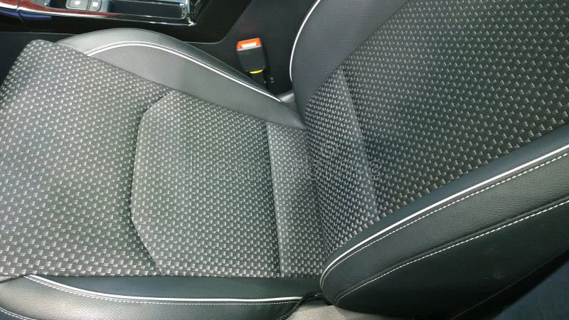 Der moderne bequemer Autositz mit Textilmaterial Selbstinnendetails Sicherheit, die Konzept wird Automobilindustrie Roadtrip lizenzfreie stockfotografie