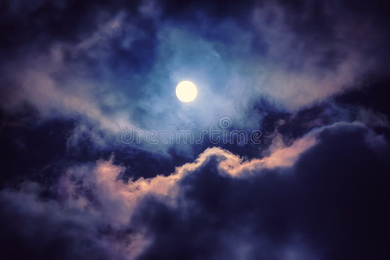 Der Mond auf dem dunklen Himmel lizenzfreies stockbild Der Mond auf dem dunklen Himmel lizenzfreies stockbild