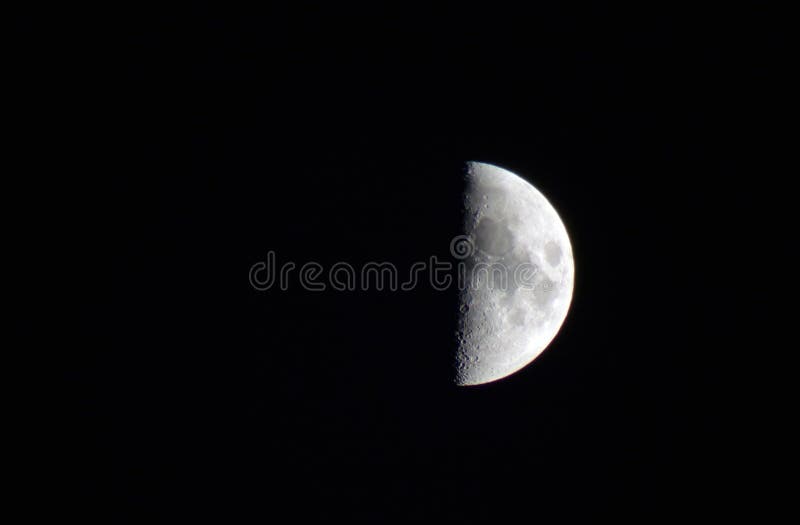 Der Mond Ist Ein Satellit Der Erde Stockbild - Bild von nahaufnahme