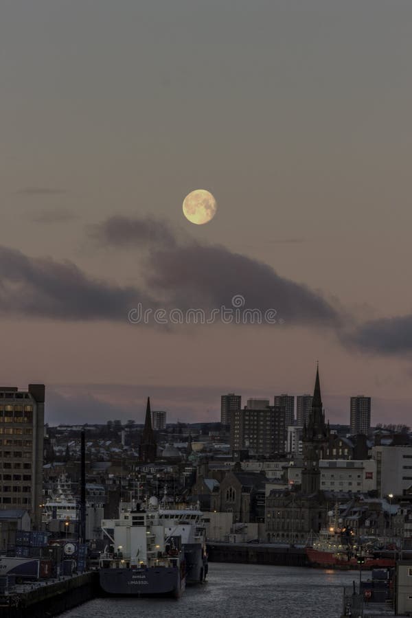 Der Mond über Victoria Dock, Aberdeen lizenzfreie stockbilder Der Mond über Victoria Dock, Aberdeen lizenzfreie stockbilder