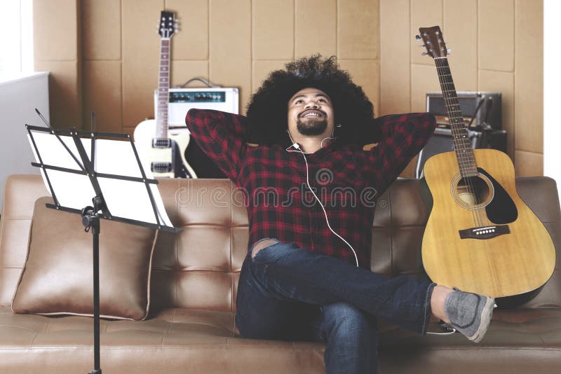 Der Musiker hört Musik Inspiration finden, um ein Lied zu schreiben lizenzfreie stockfotografie Der Musiker hört Musik Inspiration finden, um ein Lied zu schreiben lizenzfreie stockfotografie