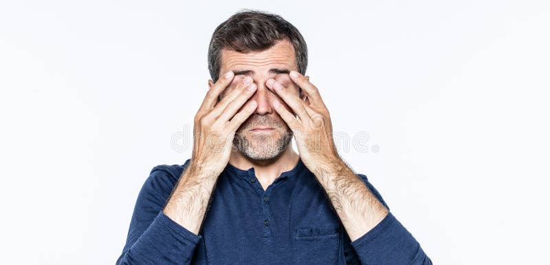 Der müde junge bärtige Mann, der sein Schlafen massiert, mustert vom Burnout lizenzfreies stockbild
