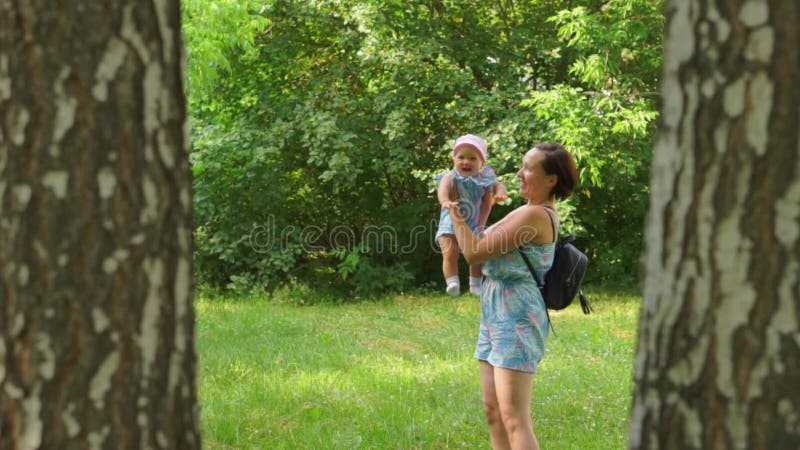In der Natur dreht eine Frau ein Baby