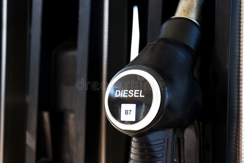 Der neue Brennstoff, der an der Tankstelle beschriftet, pumpt mit neuen EU-Aufklebern lizenzfreie stockbilder Der neue Brennstoff, der an der Tankstelle beschriftet, pumpt mit neuen EU-Aufklebern lizenzfreie stockbilder