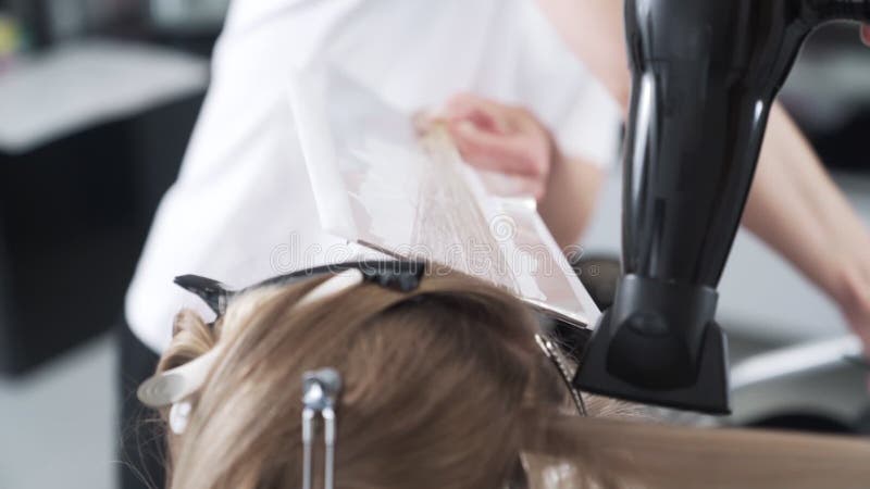 In der Nähe finden Friseure Haarfärbearbeiten für Frauen im Schönheitssalon