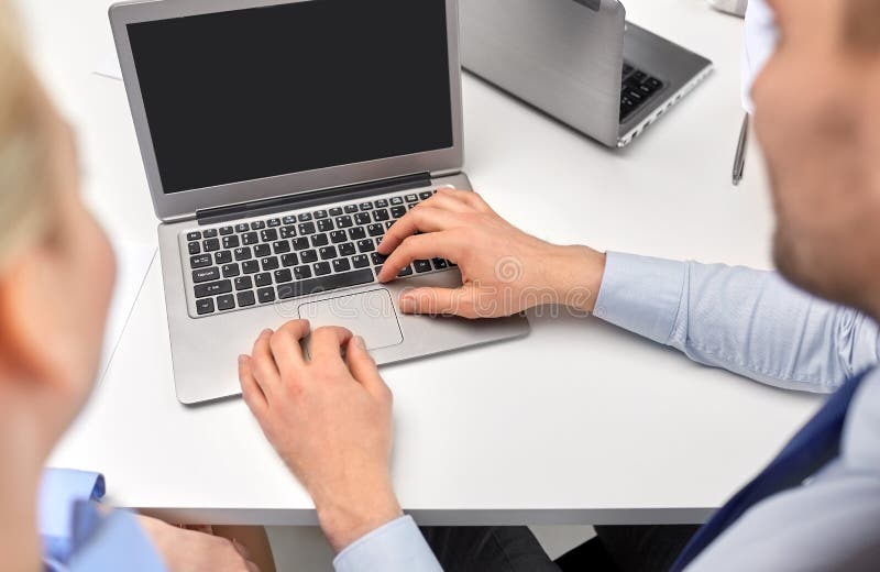 In der Nähe von Unternehmern mit Notebook im Büro stockfoto