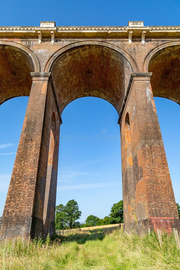 Der Ouse-Tal-Viadukt. Den Bögen des Ouse-Tal-Viadukts mit einem blauen Himmel hinten oben betrachten