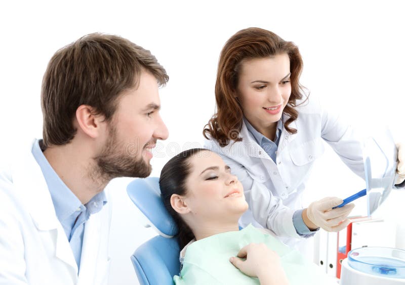 Der Patient überprüft das x-Strahlfoto der Zähne lizenzfreie stockfotos Der Patient überprüft das x-Strahlfoto der Zähne lizenzfreie stockfotos