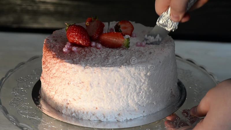 Der Patissier schnitt den Kuchen Erdbeerjoghurtkuchen Besteht aus den Butterbiskuitkuchen, bedeckt mit auf Cremebasis leben