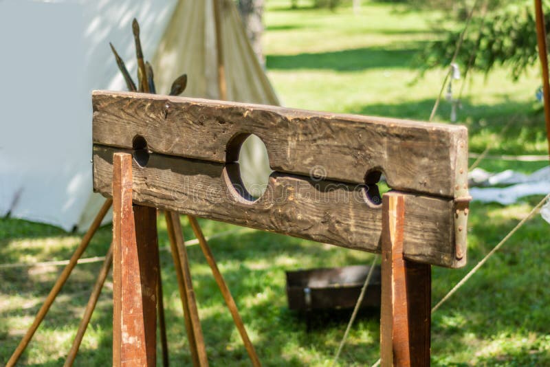 Der Pillory, Holzrahmen normalerweise angebracht an einem Posten, in dem der Verbrecher ihren Kopf und Hände durch die Löcher set stockfotos Der Pillory, Holzrahmen normalerweise angebracht an einem Posten, in dem der Verbrecher ihren Kopf und Hände durch die Löcher set stockfotos