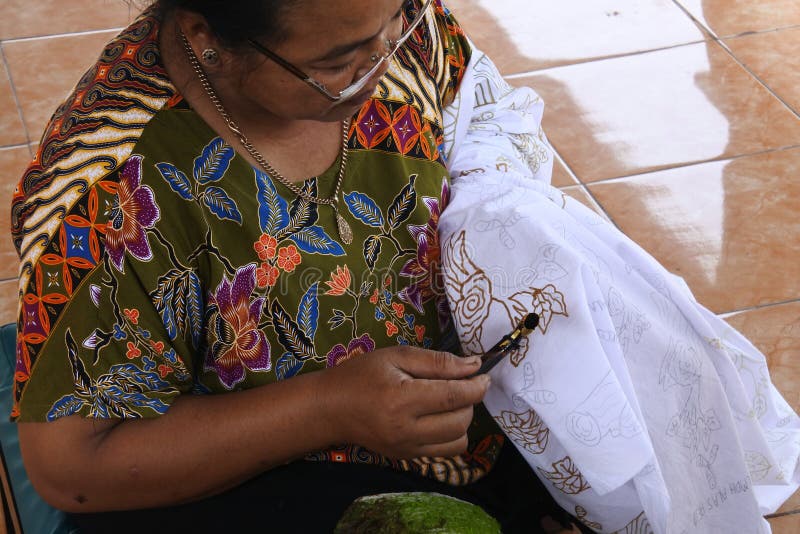 Der Prozess der Herstellung des Batiks stockbild Der Prozess der Herstellung des Batiks stockbild