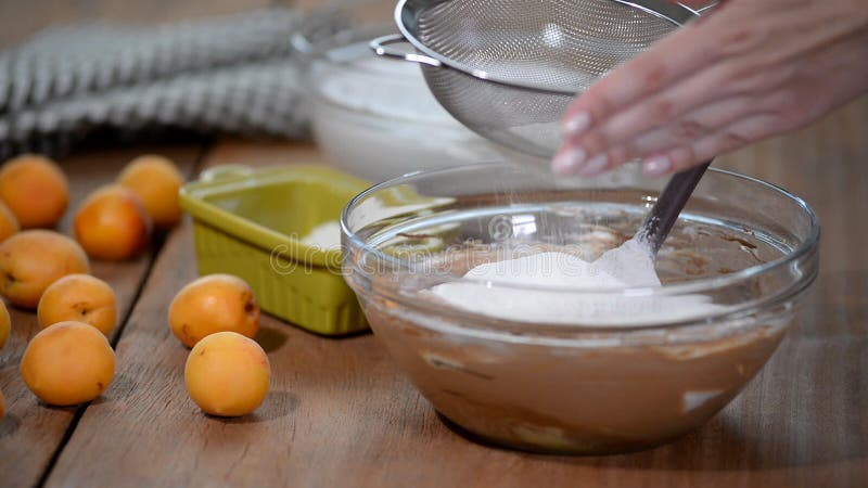 Der Prozess der Herstellung des Schokoladen-Kuchens Chef, der Mehl siebt