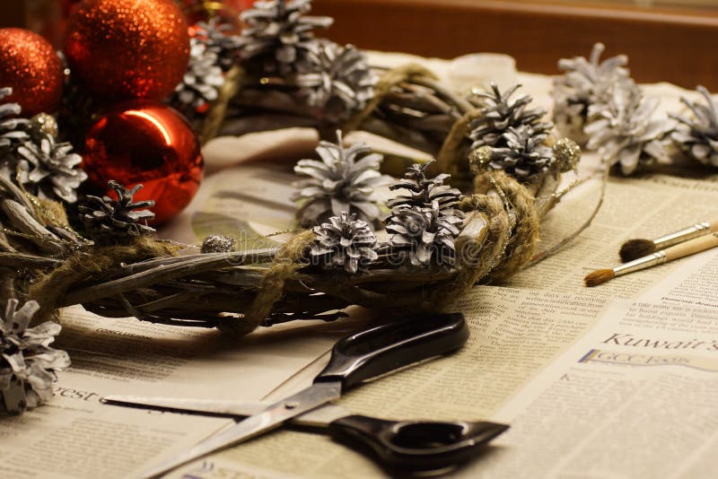 Der Prozess der Herstellung eines Weihnachtskranzes mit seinen eigenen Händen Einführungskranz oder Einführungskrone, ist eine ch lizenzfreie stockfotografie Der Prozess der Herstellung eines Weihnachtskranzes mit seinen eigenen Händen Einführungskranz oder Einführungskrone, ist eine ch lizenzfreie stockfotografie