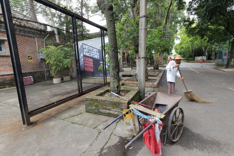 Der Reiniger und seine Laufkatze im redtory kreativen Garten, Guangzhou, Porzellan lizenzfreies stockfoto Der Reiniger und seine Laufkatze im redtory kreativen Garten, Guangzhou, Porzellan lizenzfreies stockfoto