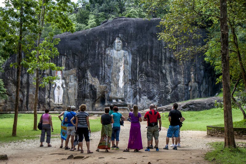 Stehender Buddha Im Kloster Redaktionelles Bild - Bild von baum, stehen