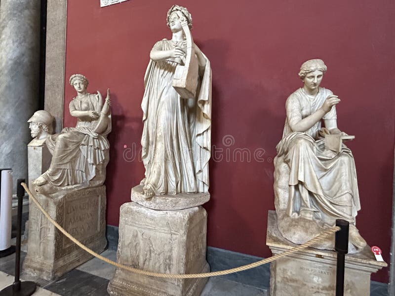 Der runde Saal ist einer der beeindruckendsten Räume innerhalb der Vatikanmuseen in römischer Kuriosität. Der runde Saal der rotonda oder laut der vatikanischen Museumswebsite ist der runde Saal eines der atemberaubendsten Räume innerhalb des vatikanischen Museums, der Raum selbst wurde vom Architekt Michelangelo simonetti im Jahr 1779 entworfen. es ist der nächste Raum hinter dem Musensaal und kurz vor dem griechischen Kreuz auf dem Weg zur Schwesterkapelle.
