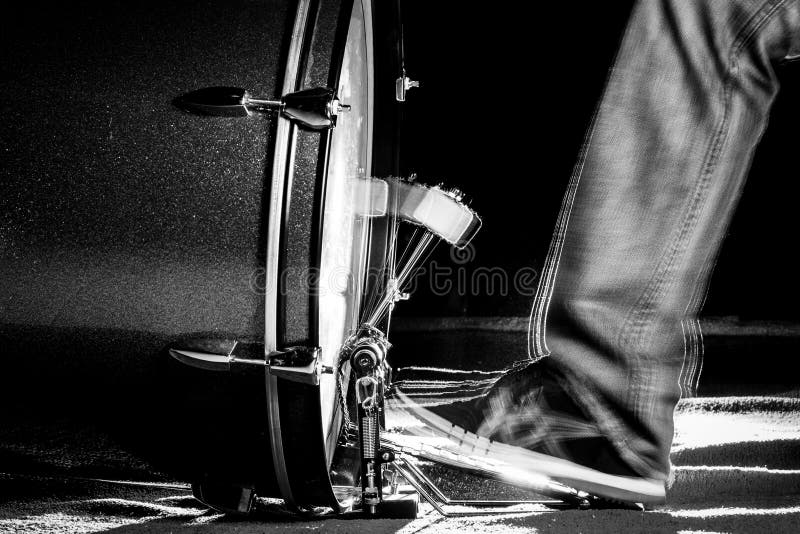 Der Schlagzeuger ` s, das Fuß Turnschuh trägt, spielt Pedal der großen Trommel