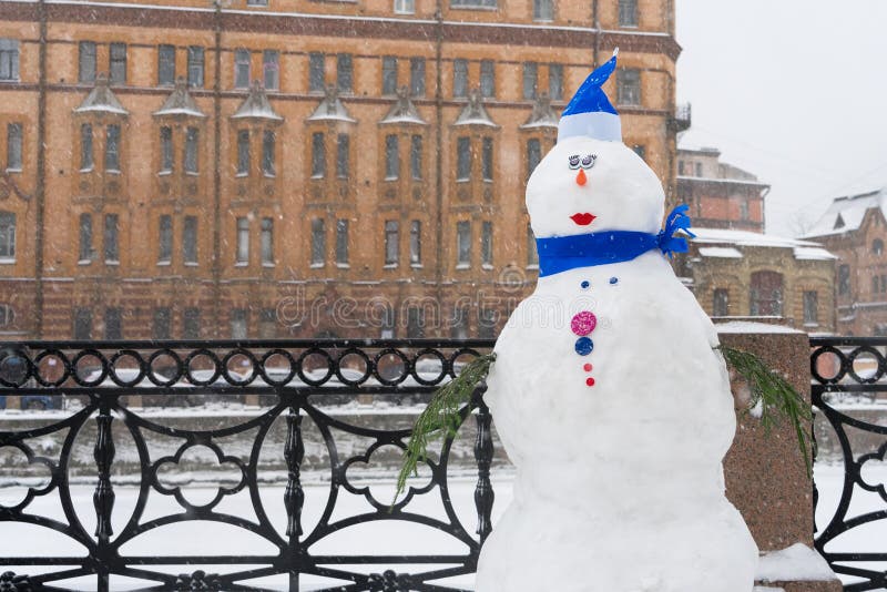 Der Schneemann auf Winterdamm, Weihnachtsdekorationen in der Stadt Feier des neuen Jahres in StPetersburg, Russland während der S stockbild Der Schneemann auf Winterdamm, Weihnachtsdekorationen in der Stadt Feier des neuen Jahres in StPetersburg, Russland während der S stockbild