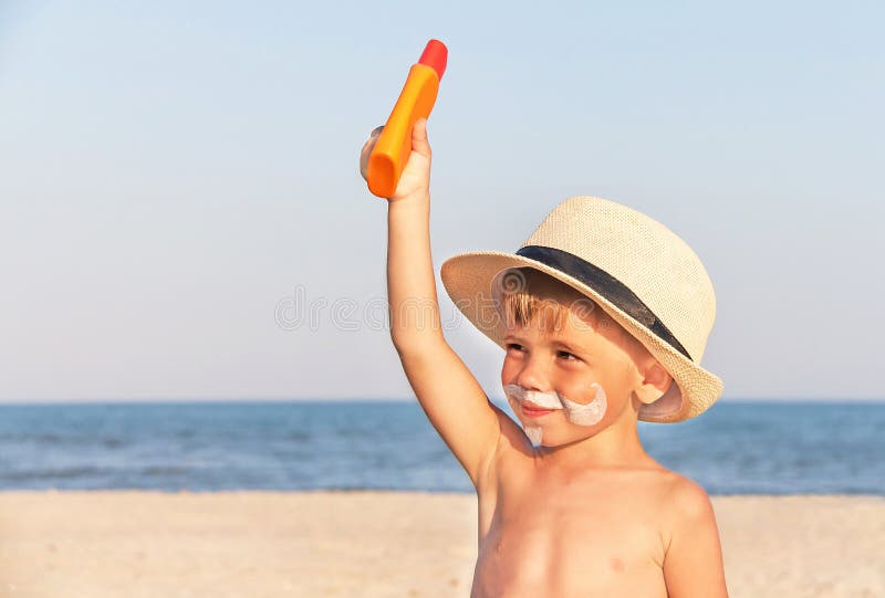 Der Schnurrbartzeichnungslichtschutz auf Gesicht des Babys (Junge) lizenzfreie stockbilder Der Schnurrbartzeichnungslichtschutz auf Gesicht des Babys (Junge) lizenzfreie stockbilder