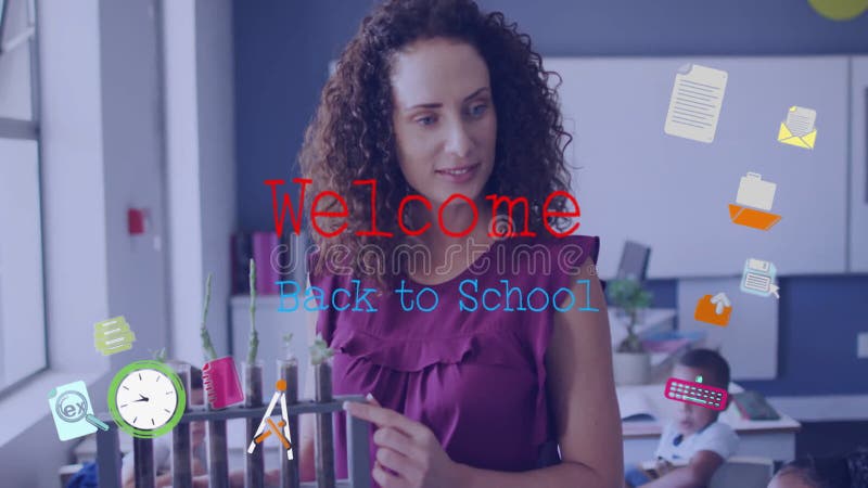In der Schule Lehrer präsentieren Animation mit Welcome Back to School Text und Icons stock video footage
