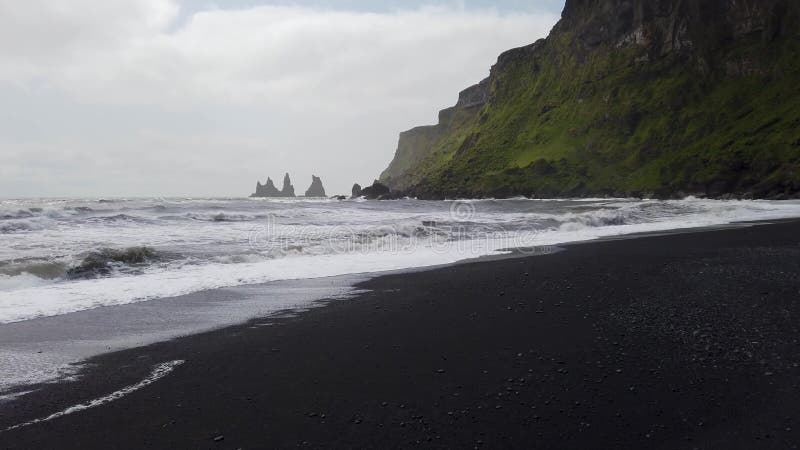Der schwarze Sandstrand von Reynisfjara an der Südküste von Vik, Island