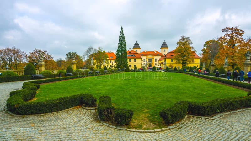 Der schöne Frühling in Nord-Polen - in einem kleinen Dorf - über den Bergen - Januar 2019 stockbild Der schöne Frühling in Nord-Polen - in einem kleinen Dorf - über den Bergen - Januar 2019 stockbild