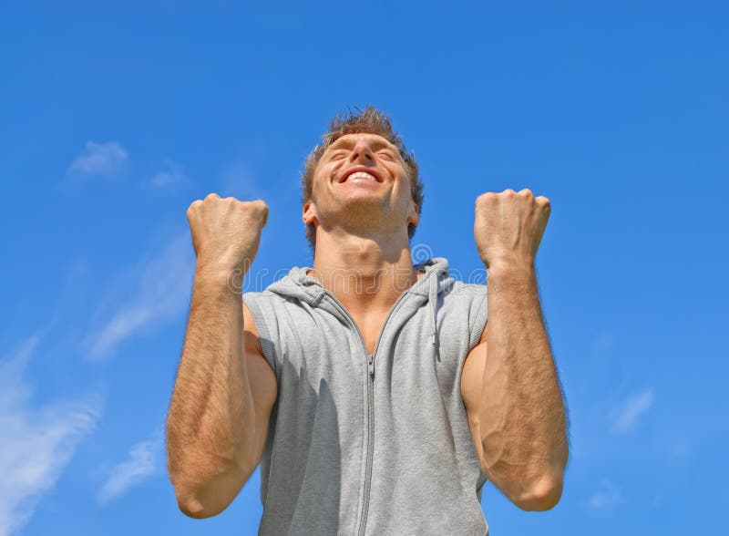 Der Sieger, glücklicher energischer junger Mann lizenzfreie stockfotos Der Sieger, glücklicher energischer junger Mann lizenzfreie stockfotos