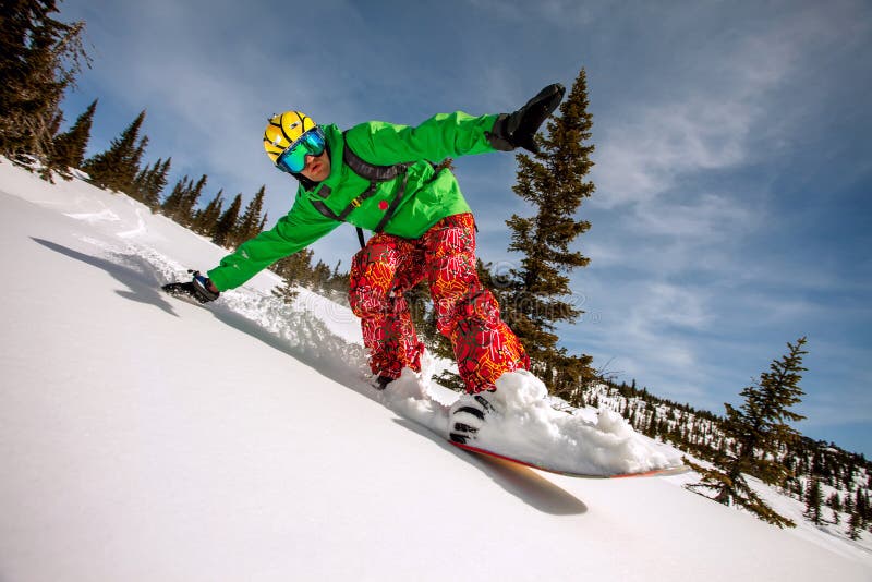 Der Snowboarder, der eine Zehenseite tut, schnitzen lizenzfreies stockbild Der Snowboarder, der eine Zehenseite tut, schnitzen lizenzfreies stockbild