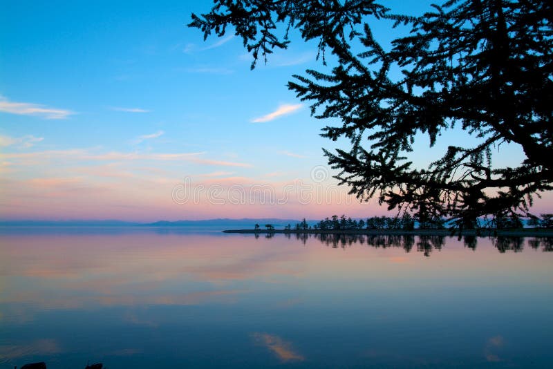 Der Sonnenuntergang beim Baikalsee im Sommer stockbild Der Sonnenuntergang beim Baikalsee im Sommer stockbild