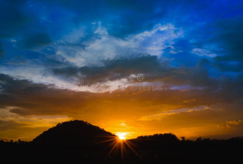 Der Sonnenuntergang über Gebirgszug lizenzfreie stockfotos