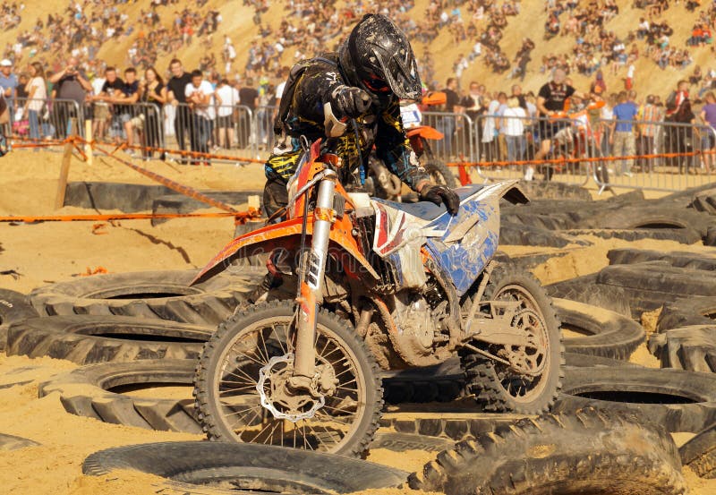 Der Spieler hebt sein Motorrad, nachdem er gefallen ist Enduro-Motorradwettbewerb stockfoto Der Spieler hebt sein Motorrad, nachdem er gefallen ist Enduro-Motorradwettbewerb stockfoto