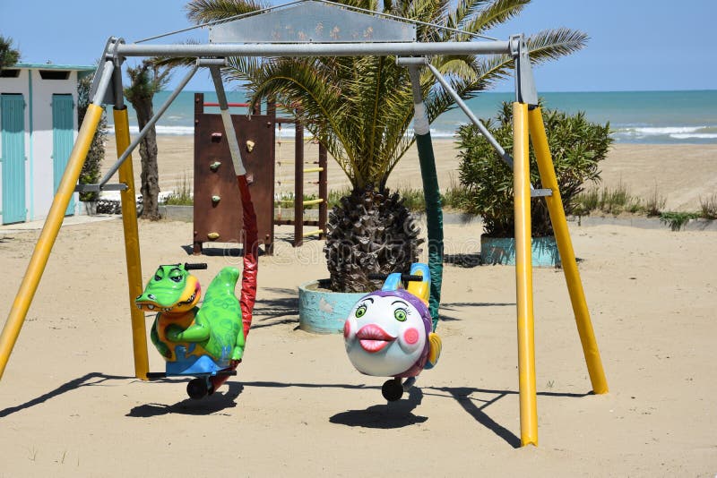 Der Spielplatz der Kinder am Strand in Giulianova lizenzfreies stockbild Der Spielplatz der Kinder am Strand in Giulianova lizenzfreies stockbild