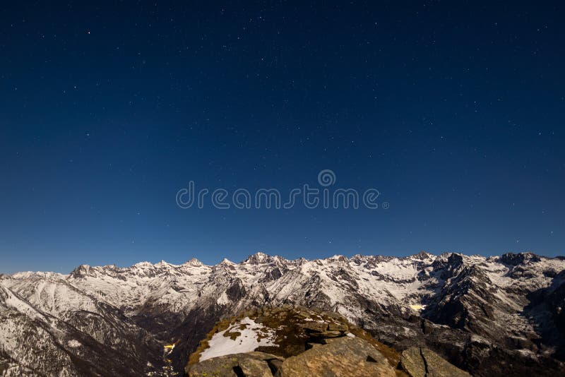 Der sternenklare Himmel über den Alpen im Winter unter Mondschein stockfotografie Der sternenklare Himmel über den Alpen im Winter unter Mondschein stockfotografie