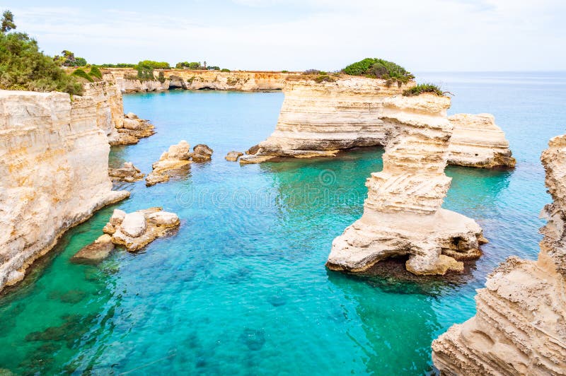 Der Strand von Torre Sant Andrea mit seinen sanften Kalkfelsen und Felsen, Seestacks, kleinen Buchten und der unzähligen Küstenla stockfotos Der Strand von Torre Sant Andrea mit seinen sanften Kalkfelsen und Felsen, Seestacks, kleinen Buchten und der unzähligen Küstenla stockfotos