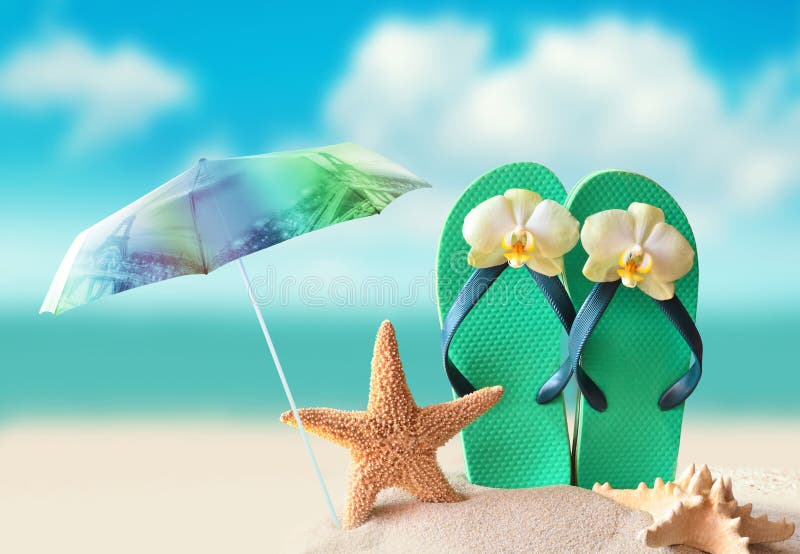 Der Strandschirm Starfish und Flipflops auf sandiger Küstenlinie stockbilder Der Strandschirm Starfish und Flipflops auf sandiger Küstenlinie stockbilder
