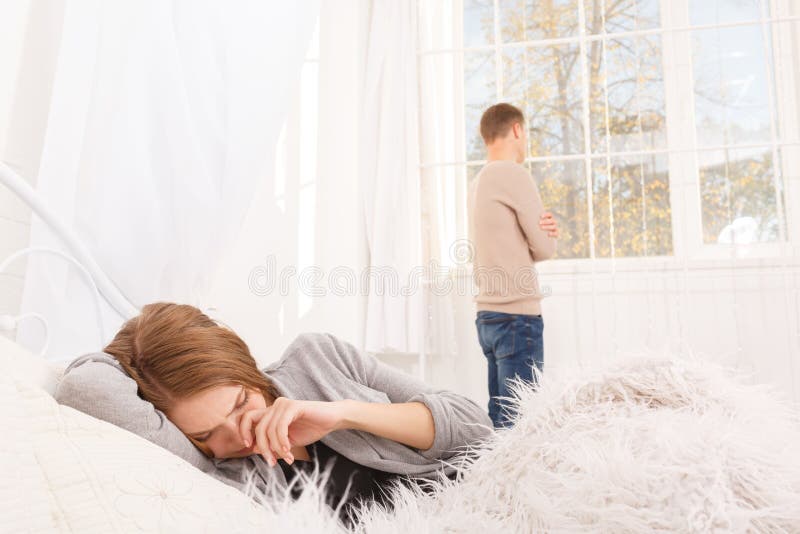 Der Streit eines Kerls und des Mädchens Ein junges Paar schwört Das Konzept von Streiten in den Familien lizenzfreie stockfotos Der Streit eines Kerls und des Mädchens Ein junges Paar schwört Das Konzept von Streiten in den Familien lizenzfreie stockfotos