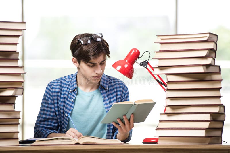 Der Student des jungen Mannes, der für Collegeprüfungen sich vorbereitet stockfotos Der Student des jungen Mannes, der für Collegeprüfungen sich vorbereitet stockfotos