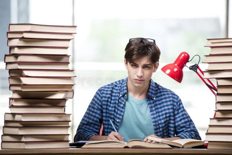 Der Student mit vielen Büchern, die für Prüfungen sich vorbereiten stockfotos Der Student mit vielen Büchern, die für Prüfungen sich vorbereiten stockfotos