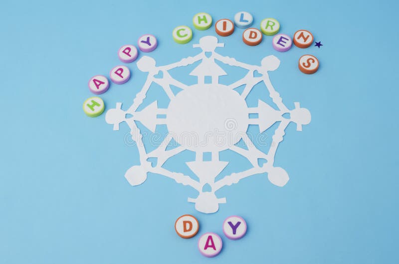 Der Tag der glückliche Kinder machte von den bunten Buchstaben und von der Papierpuppenkette stockfotos Der Tag der glückliche Kinder machte von den bunten Buchstaben und von der Papierpuppenkette stockfotos