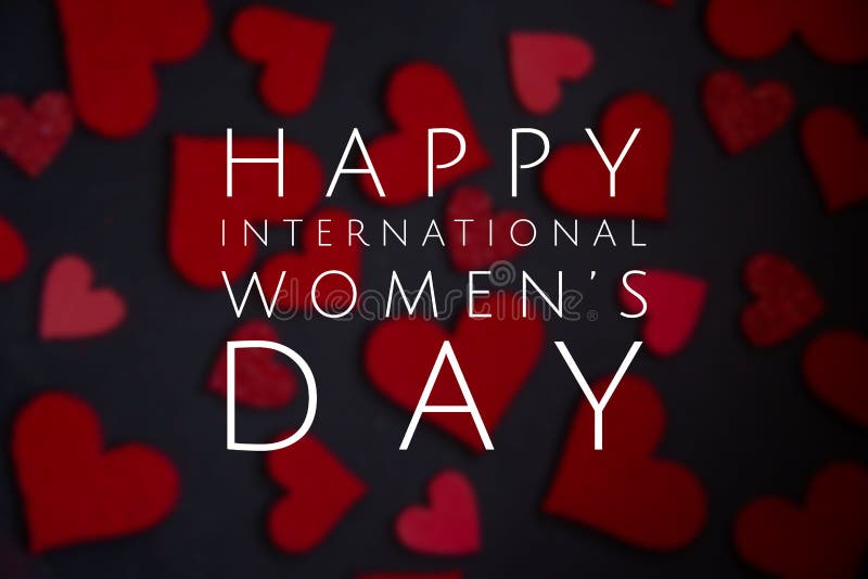 Der Tag der glücklichen Internationalen Frauentag, der mit weißem Text auf schwarzen Hintergrund mit rotem Herzen Kennzeichnung stockfoto