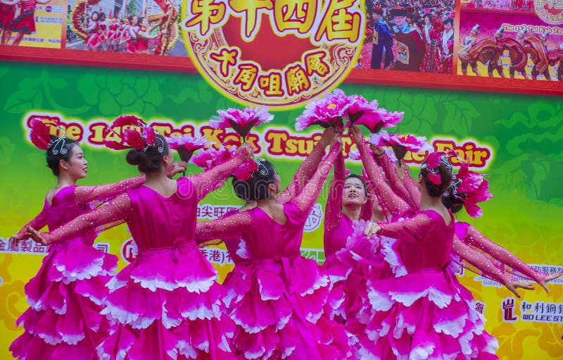 Der 14. Tai Kok Tsui-Tempel angemessen in Hong Kong. HONG KONG - 4. MÄRZ: Teilnehmer an den 14. März 2018 Die Tempelmesse ist chinesisches Kulturveranstaltung jährlich gehalten.