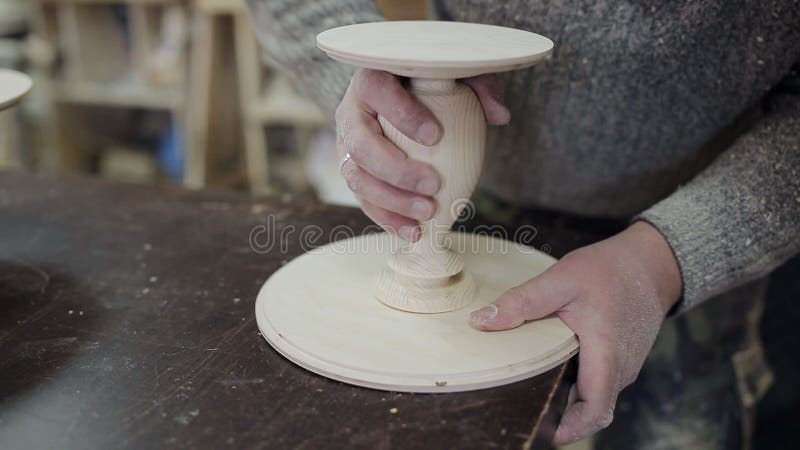 Der Tischler, der an der Maschine arbeitet, reiben heraus Stück Holz