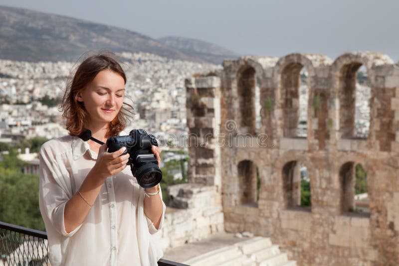 Der Tourist nahe der Akropolise von Athen, Griechenland stockbilder Der Tourist nahe der Akropolise von Athen, Griechenland stockbilder