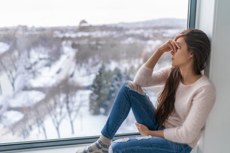Der traurigen besorgt, allein junges Mädchen Krisenwintersaison der Winterdepression, das einsamer Druckangst ist
