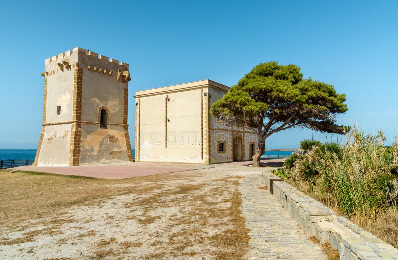 Der Turm alba oder Turm von cala rossa ist ein Verteidigungsturm an der Küste des Mittelmeeres in terrasini sizilien stockfotos